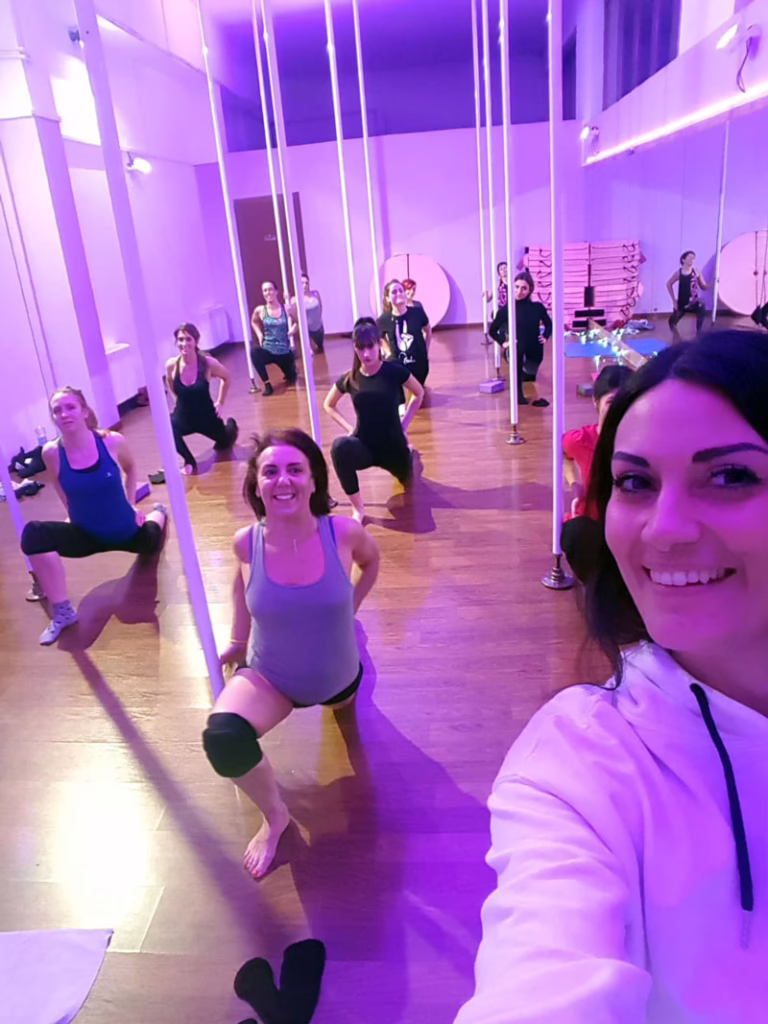 Studentesse pole dance ambiente accogliente Lainate