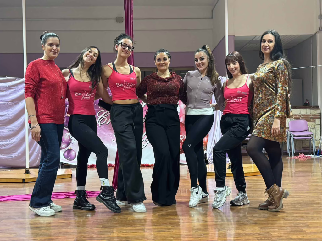 Il 20 dicembre 2025, la sede di Lainate ha ospitato la Be Art Christmas Party: una serata di sorrisi, performance e community. Rivivi la magia natalizia di Be Art Studio con i video highlights e lasciati ispirare dall’energia delle nostre allieve e insegnanti!